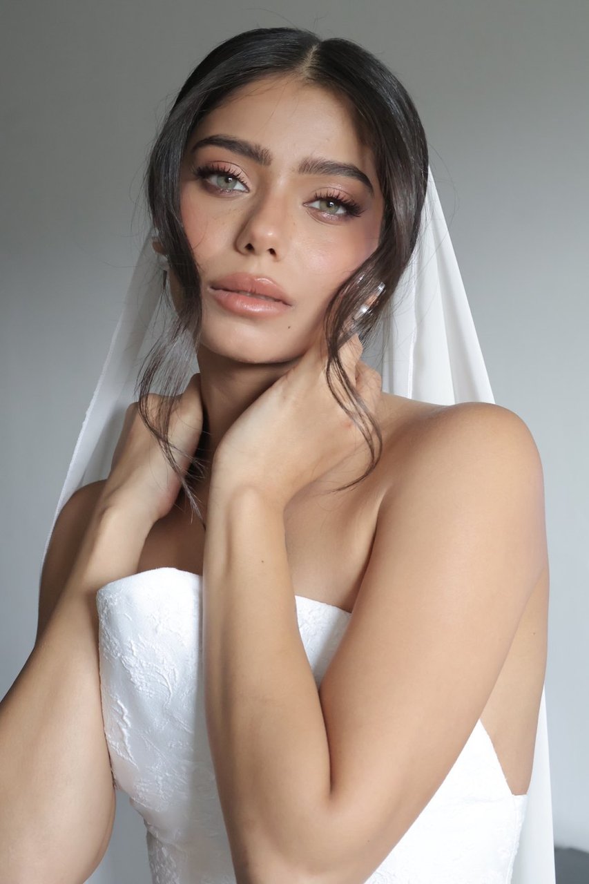 כלה עם הינומה ואיפור Natural Glow מדויק